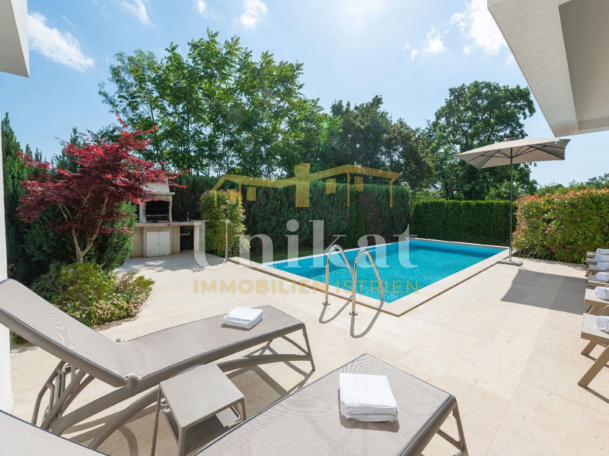 Villa moderna con piscina interna ed esterna